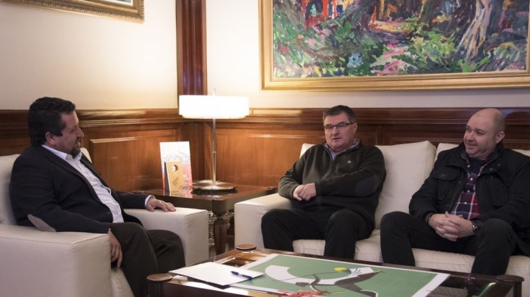 El presidente de la Diputación de Castellón, Javier Moliner, se ha reunido con el alcalde de Arañuel,