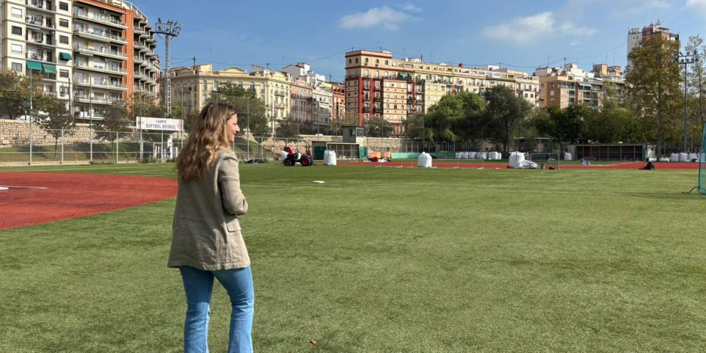  La Fundación Deportiva Municipal renueva el césped artificial del campo de béisbol del Jardín del Turia con una inversión superior a 130.000€