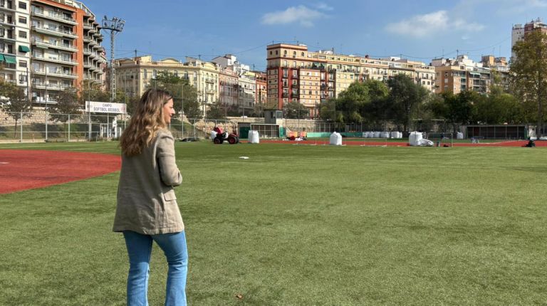 La Fundación Deportiva Municipal renueva el césped artificial del campo de béisbol del Jardín del Turia con una inversión superior a 130.000€