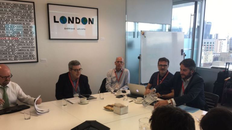 El concejal de Movilidad Sostenible, Giuseppe Grezzi, se ha reunido esta mañana en Londres con Scott Thompson y Edward Goose