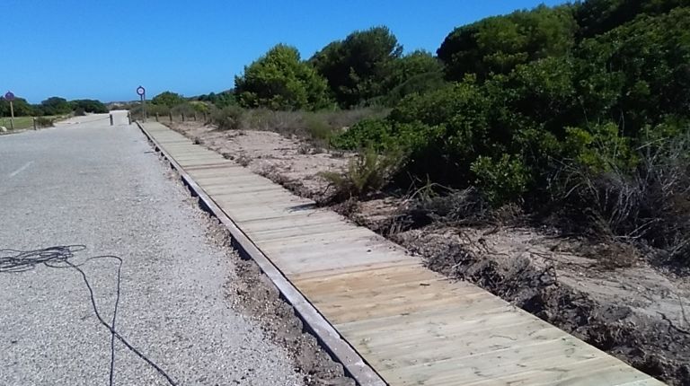 EL AYUNTAMIENTO INICIA LA CONSTRUCCIÓN DE UNA PASARELA DE MADERA PARA FACILITAR LA ACCESIBILIDAD AL VECINDARIO DE LA DEVESA