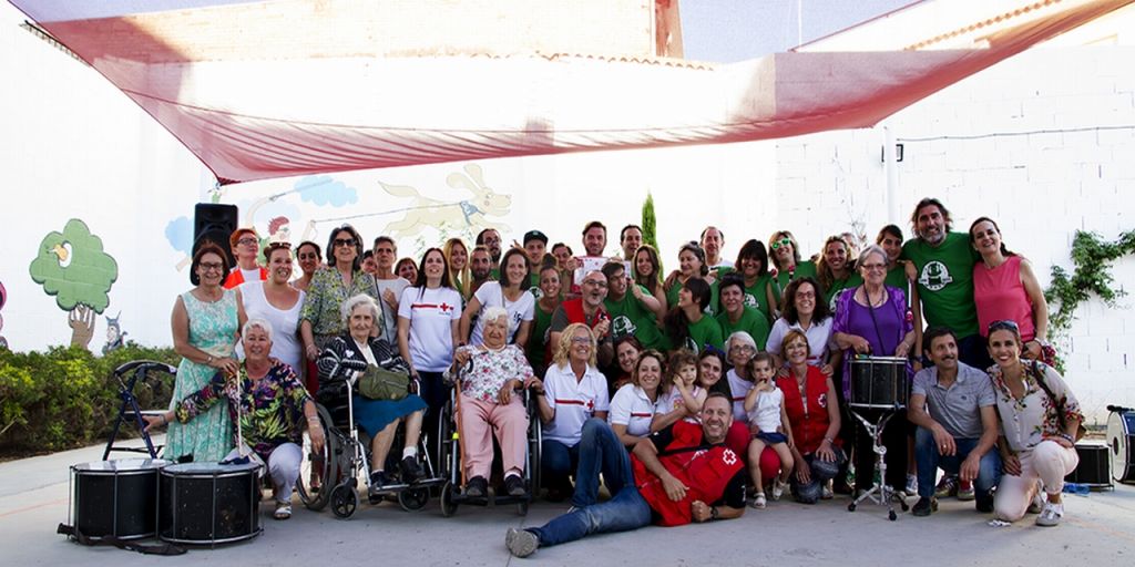  Voluntarios y mayores de Cruz Roja celebran este jueves en Valencia la llegada del verano