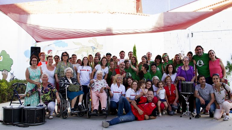 Voluntarios y mayores de Cruz Roja celebran este jueves en Valencia la llegada del verano