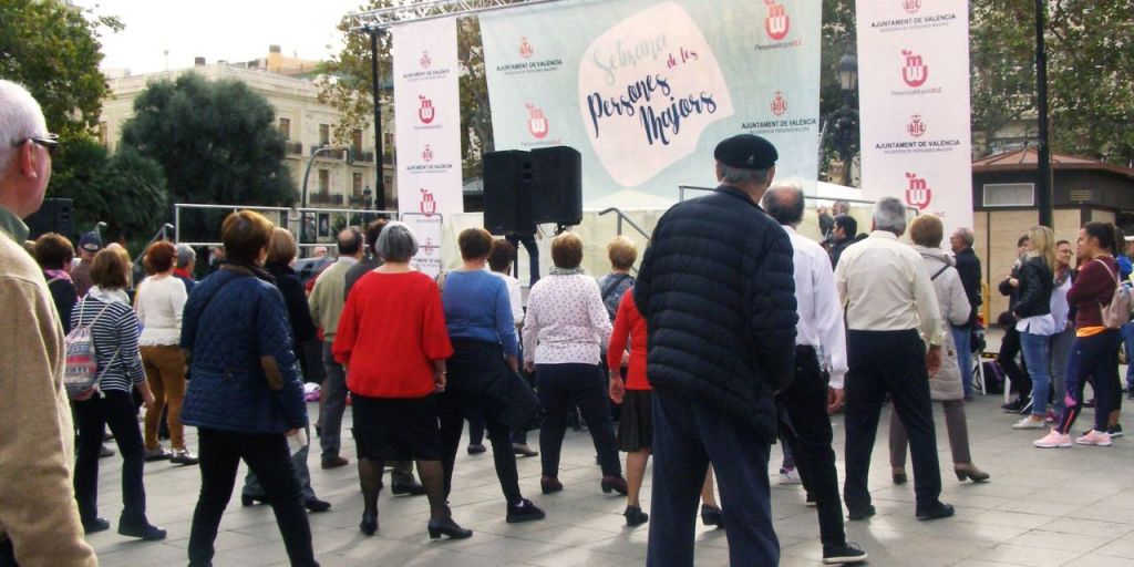  MÁS DE UN CENTENAR DE PERSONAS MAYORES ACUDEN A LA PLAZA DEL AYUNTAMIENTO PARA REALIZAR ACTIVIDADES DEPORTIVAS Y LÚDICAS