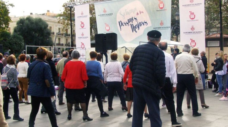 MÁS DE UN CENTENAR DE PERSONAS MAYORES ACUDEN A LA PLAZA DEL AYUNTAMIENTO PARA REALIZAR ACTIVIDADES DEPORTIVAS Y LÚDICAS