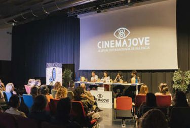 Cinema Jove presenta el cartel de la 40ª edición creado por Maria Jesús Contreras: un homenaje al embrujo del cine