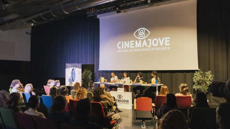 Cinema Jove presenta el cartel de la 40ª edición creado por Maria Jesús Contreras: un homenaje al embrujo del cine