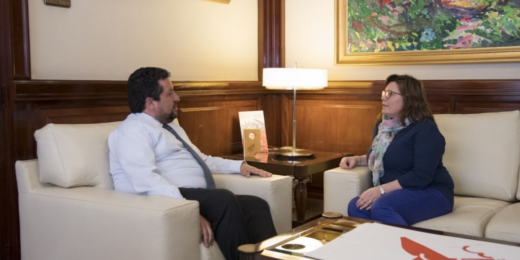  Moliner se reúne con la alcaldesa de Palanques, Lucía Martí