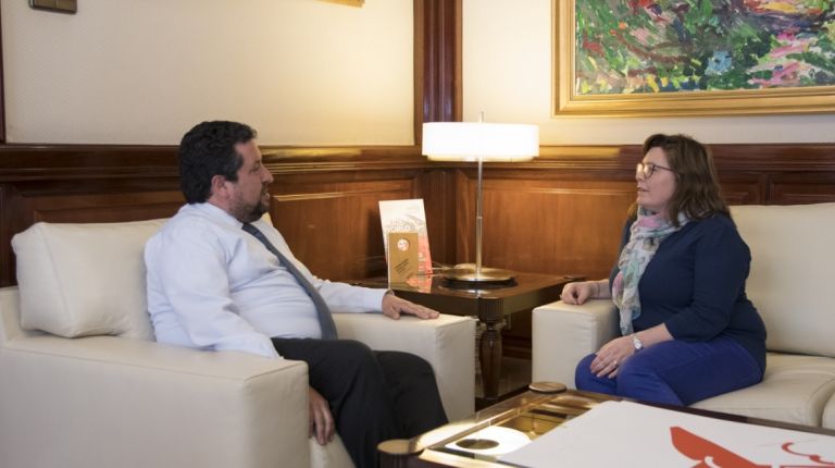 Moliner se reúne con la alcaldesa de Palanques, Lucía Martí