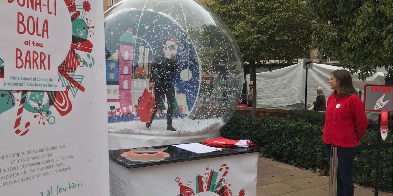  UNA BOLA DE NIEVE GIGANTE RECORRE VALÈNCIA PARA APOYAR EL COMERCIO LOCAL