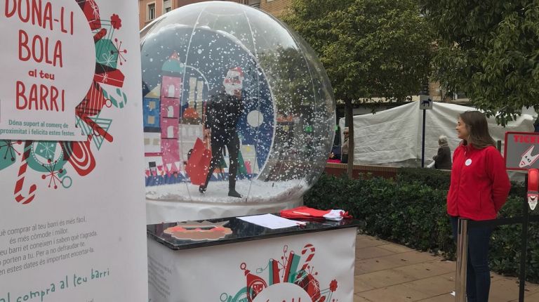 UNA BOLA DE NIEVE GIGANTE RECORRE VALÈNCIA PARA APOYAR EL COMERCIO LOCAL