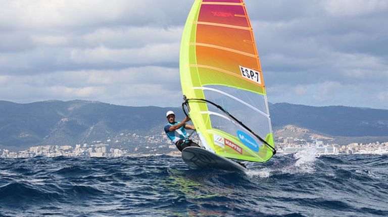 IVÁN PASTOR Y SU TABLA “MOVISTAR”, LISTOS PARA LA WORLD CUP SERIES FINAL DE SANTANDER