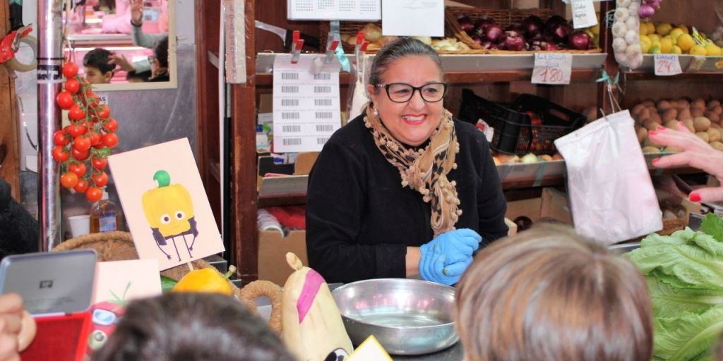  40 niños asisten a un taller de alimentación saludable en el Mercado Central de Valencia 