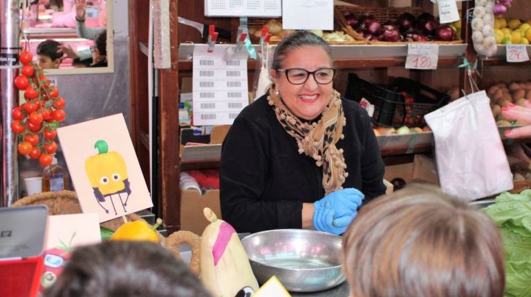 40 niños asisten a un taller de alimentación saludable en el Mercado Central de Valencia 