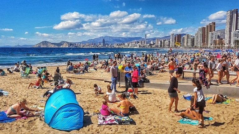 Una irregular segunda quincena de marzo frena el crecimiento de la ocupación hotelera en Benidorm