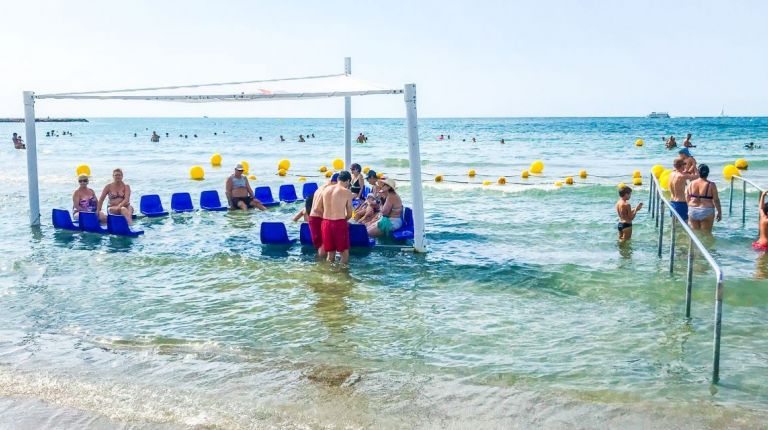 LA DIRECTORA GENERAL DE TURISMO VISITA SANTA POLA PARA VER LAS MEJORAS EN ACCESIBILIDAD EN LAS PLAYAS