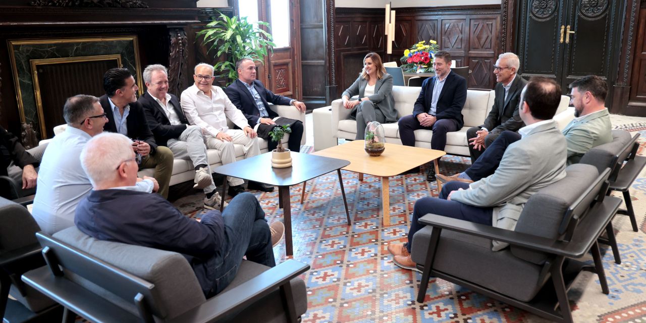  Catalá muestra el respaldo del Ayuntamiento a la pirotecnia ante la celebración en València del Simposio Internacional en 2026