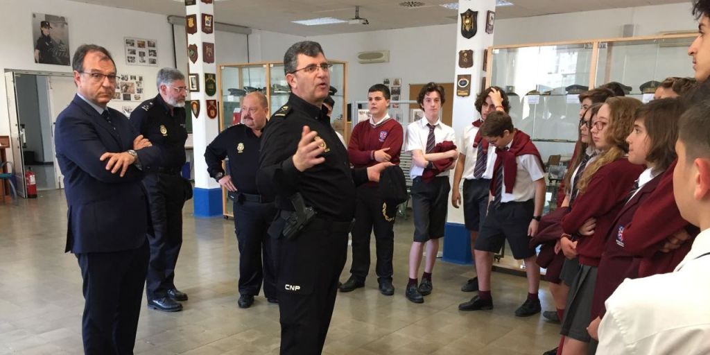  La Policía Nacional enseña el Museo de la Policía a los estudiantes valencianos 