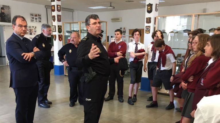 La Policía Nacional enseña el Museo de la Policía a los estudiantes valencianos 