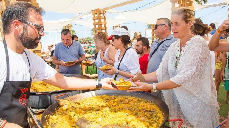 Toni Carceller fomenta la cultura del almuerzo en el antiguo cauce del rio 