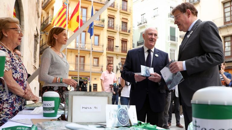 Ximo Puig resalta la importancia del “compromiso permanente de la sociedad” en la lucha contra el cáncer