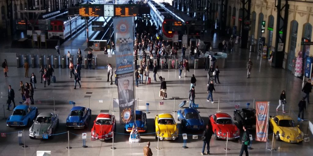  La estación de València Nord de Adif acoge una exhibición de automóviles ‘Alpine A110’ 