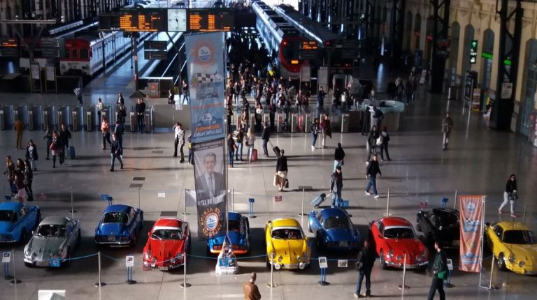 La estación de València Nord de Adif acoge una exhibición de automóviles ‘Alpine A110’ 