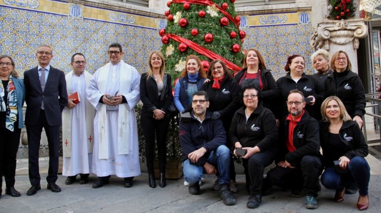 El Mercado Central muestra desde hoy su Belén artesano, con un gran mercado, elaborado por los vendedores, y su decoración de Navidad