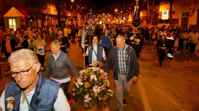 MILES DE DEVOTOS PEREGRINAN A PIE DE NOCHE DESDE DECENAS DE LOCALIDADES A VALENCIA PARA LA FIESTA DE LA VIRGEN DE LOS DESAMPARADOS