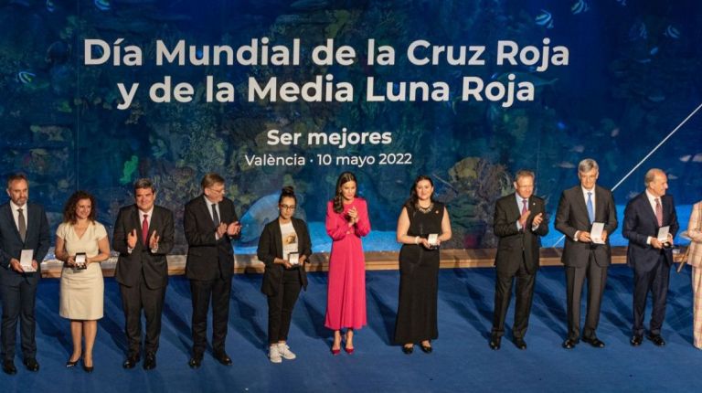 S.M. la Reina entrega las Medallas de Oro de Cruz Roja