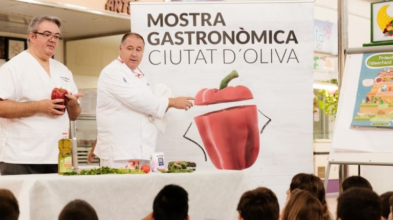 LOS ESCOLARES DE 5º DE PRIMARIA DE LOS COLEGIOS EL REBOLLET Y LLUIS VIVES INAUGURAN EL PROGRAMA “LES ESCOLES AL MERCAT” DE LA “X MOSTRA GASTRONÒMICA CIUTAT D’OLIVA” 