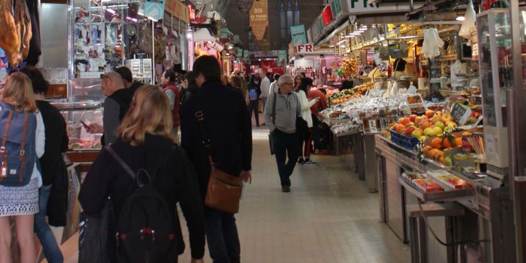  El Mercado Central muestra desde hoy al público su Belén artesano, elaborado por sus vendedores