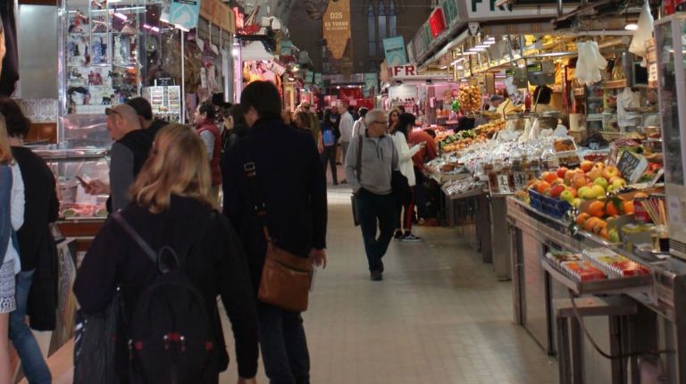 El Mercado Central muestra desde hoy al público su Belén artesano, elaborado por sus vendedores