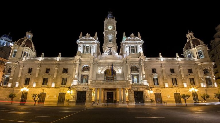  A partir de las 22 horas se podrá acceder a la fiesta de “Campanades de cap d’any” en la Plaza del Ayuntamiento