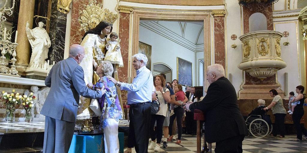  El cardenal Cañizares reza ante la Virgen de los Desamparados el día del Besamanos