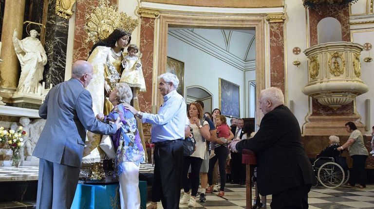 El cardenal Cañizares reza ante la Virgen de los Desamparados el día del Besamanos