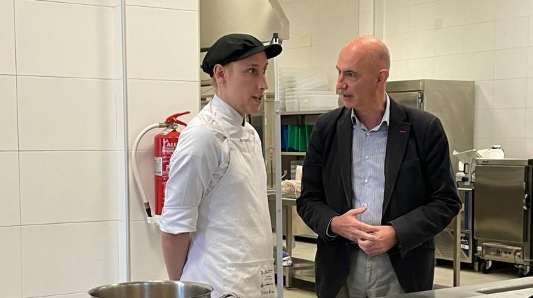 El alumnado del Taller GastroVLC muestra su talento culinario ante el sector hotelero 