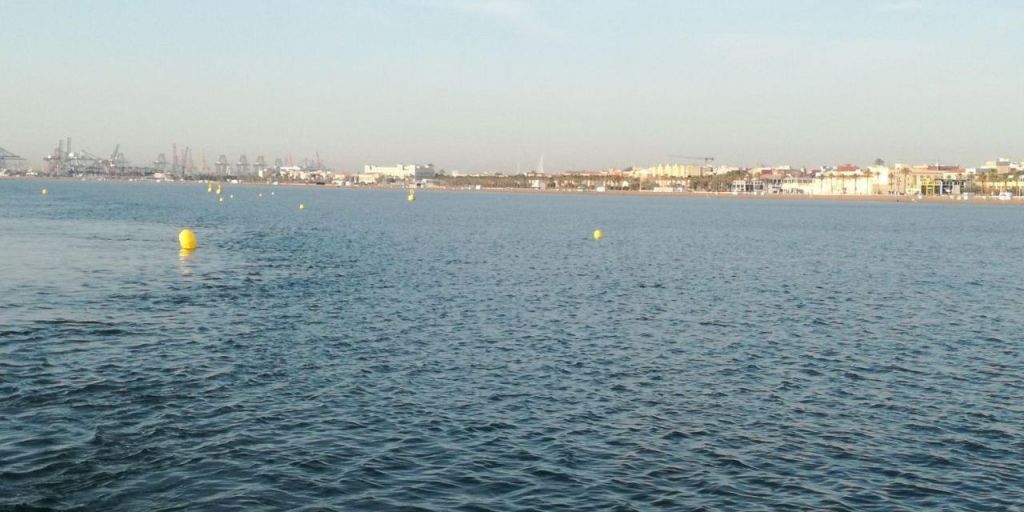  El AYUNTAMIENTO INSTALA, POR PRIMERA VEZ, UN CANAL PARA PRACTICAR NATACIÓN EN LA PLAYA DE LA MALVA-ROSA