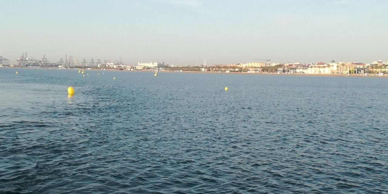  El AYUNTAMIENTO INSTALA, POR PRIMERA VEZ, UN CANAL PARA PRACTICAR NATACIÓN EN LA PLAYA DE LA MALVA-ROSA