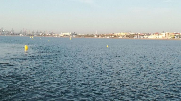 El AYUNTAMIENTO INSTALA, POR PRIMERA VEZ, UN CANAL PARA PRACTICAR NATACIÓN EN LA PLAYA DE LA MALVA-ROSA