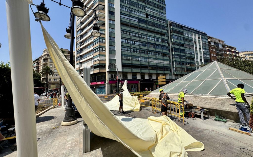  València instala los primeros toldos en las plazas de Espanya y de Amèrica como prueba piloto del futuro plan de sombras