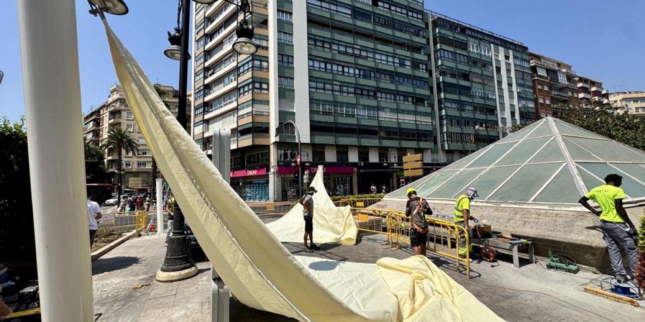  València instala los primeros toldos en las plazas de Espanya y de Amèrica como prueba piloto del futuro plan de sombras