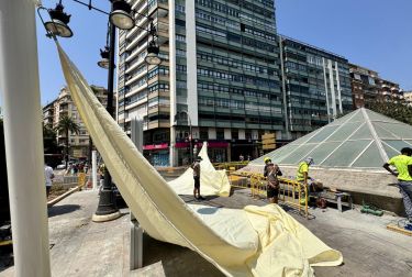 València instala los primeros toldos en las plazas de Espanya y de Amèrica como prueba piloto del futuro plan de sombras