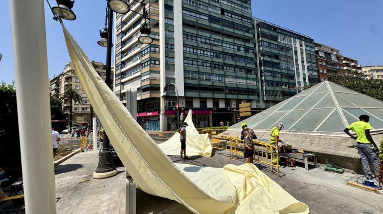 València instala los primeros toldos en las plazas de Espanya y de Amèrica como prueba piloto del futuro plan de sombras