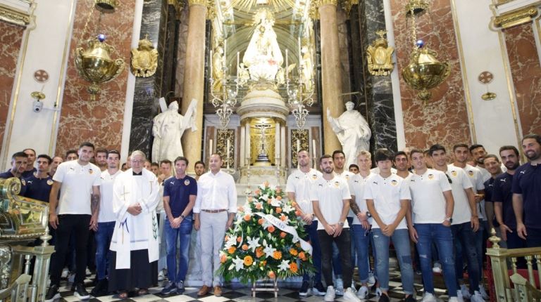 La Basílica acoge la ofrenda de flores del Valencia CF a la Virgen de los Desamparados