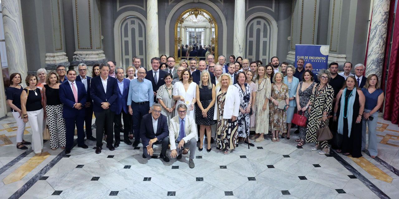  La alcaldesa de València ha recibido la medalla conmemorativa del Club de Encuentro Manuel Broseta 