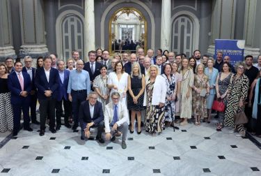 La alcaldesa de València ha recibido la medalla conmemorativa del Club de Encuentro Manuel Broseta 