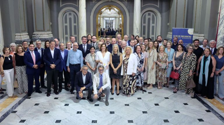 La alcaldesa de València ha recibido la medalla conmemorativa del Club de Encuentro Manuel Broseta 