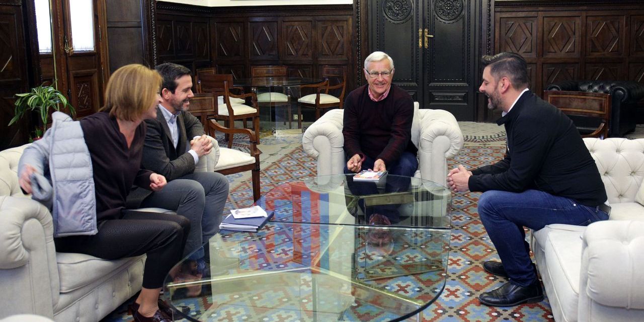  Joan Ribó, acompañado del concejal de Comercio, Carlos Galiana, ha recibido hoy al nuevo presidente de CECOVAL