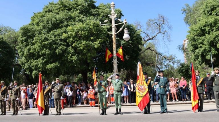 Multitudinaria Jura de Bandera de personal civil en Valencia